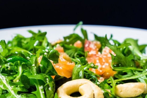 Feiner grüner Salat mit Räucherlachs und Sesam