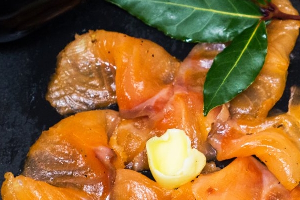 Il classico: salmone affumicato con pane tostato