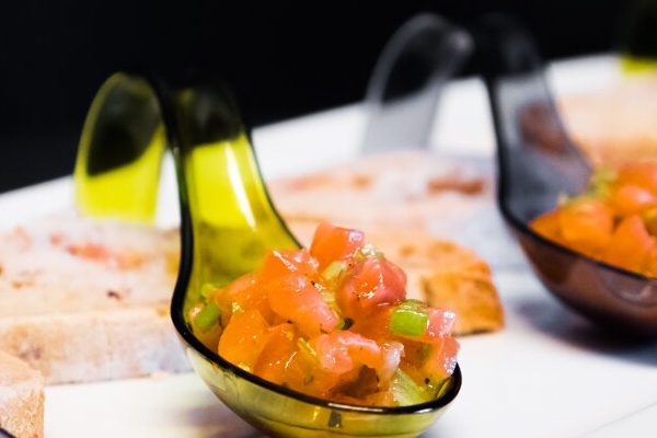 Lachs-Tatar als Vorspeise