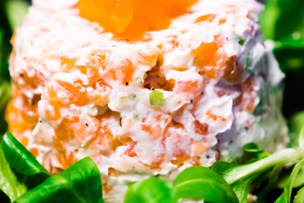 Räucherlachstartar con Crème fraîche