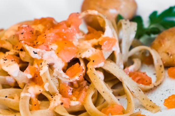 Schüttelbrotbandnudeln mit Räucherlachs